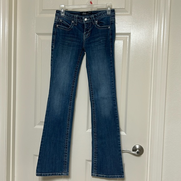 Cello Women’s Jeans, junior size 5, low-rise skinny fit, slight flare, bling - Picture 2 of 10